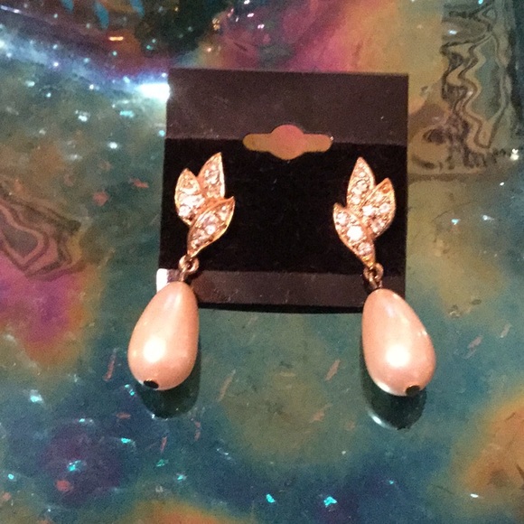 Jewelry - 💃Gorgeous NWOT Rhinestone / Faux Pearl Earrings